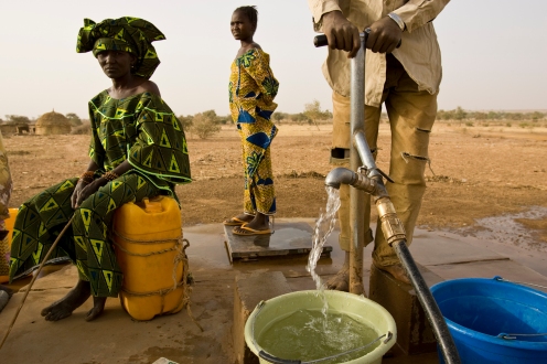 People draw water from a Rotary funded well in Kouré, Niger.